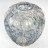 Vase « Perruches » verre blanc patiné bleu de René LALIQUE | Biron Vase "Perruches" verre blanc patiné bleu de René LALIQUE