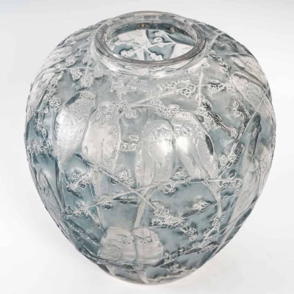 Vase « Perruches » verre blanc patiné bleu de René LALIQUE | Biron Vase "Perruches" verre blanc patiné bleu de René LALIQUE