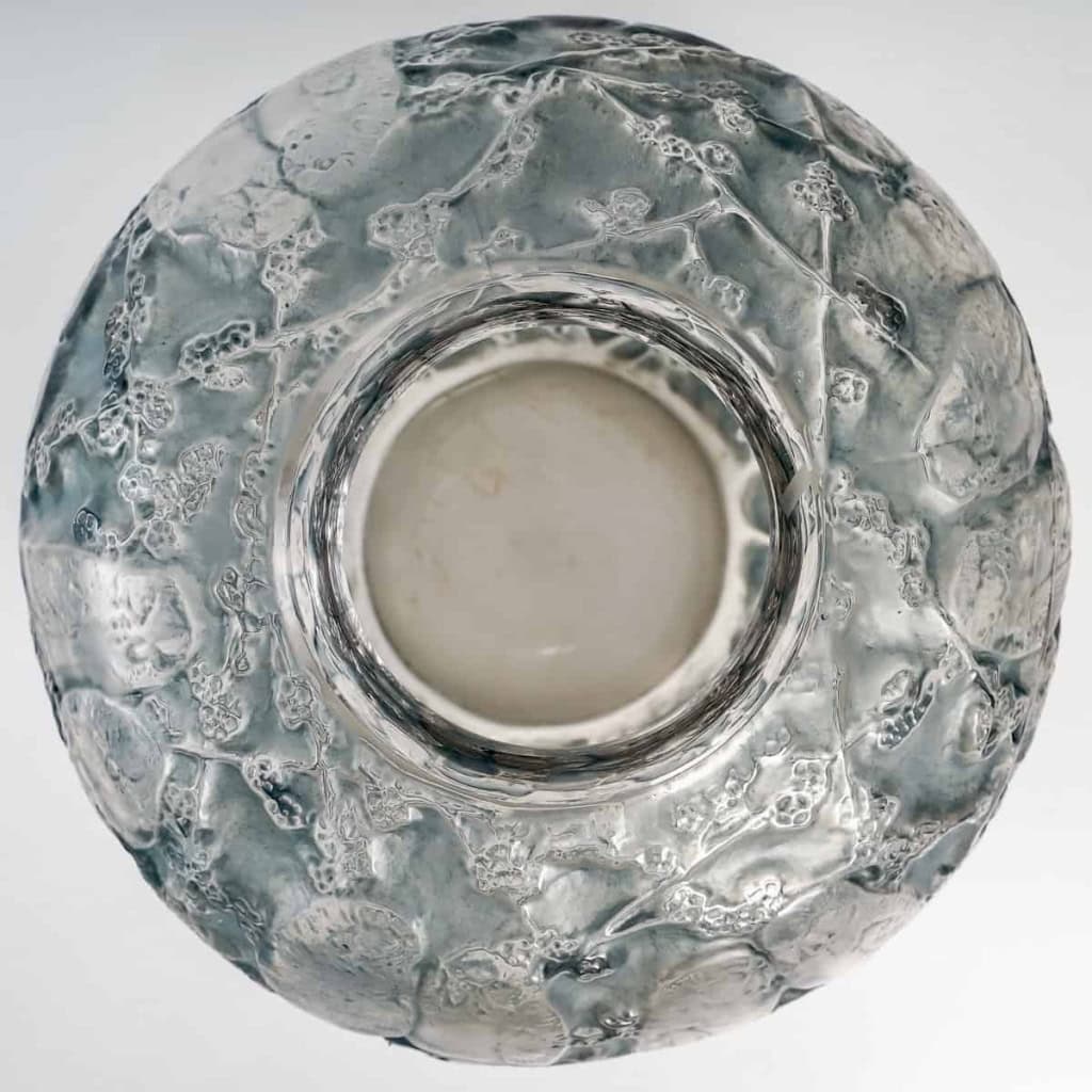 Vase « Perruches » verre blanc patiné bleu de René LALIQUE | Biron Vase "Perruches" verre blanc patiné bleu de René LALIQUE