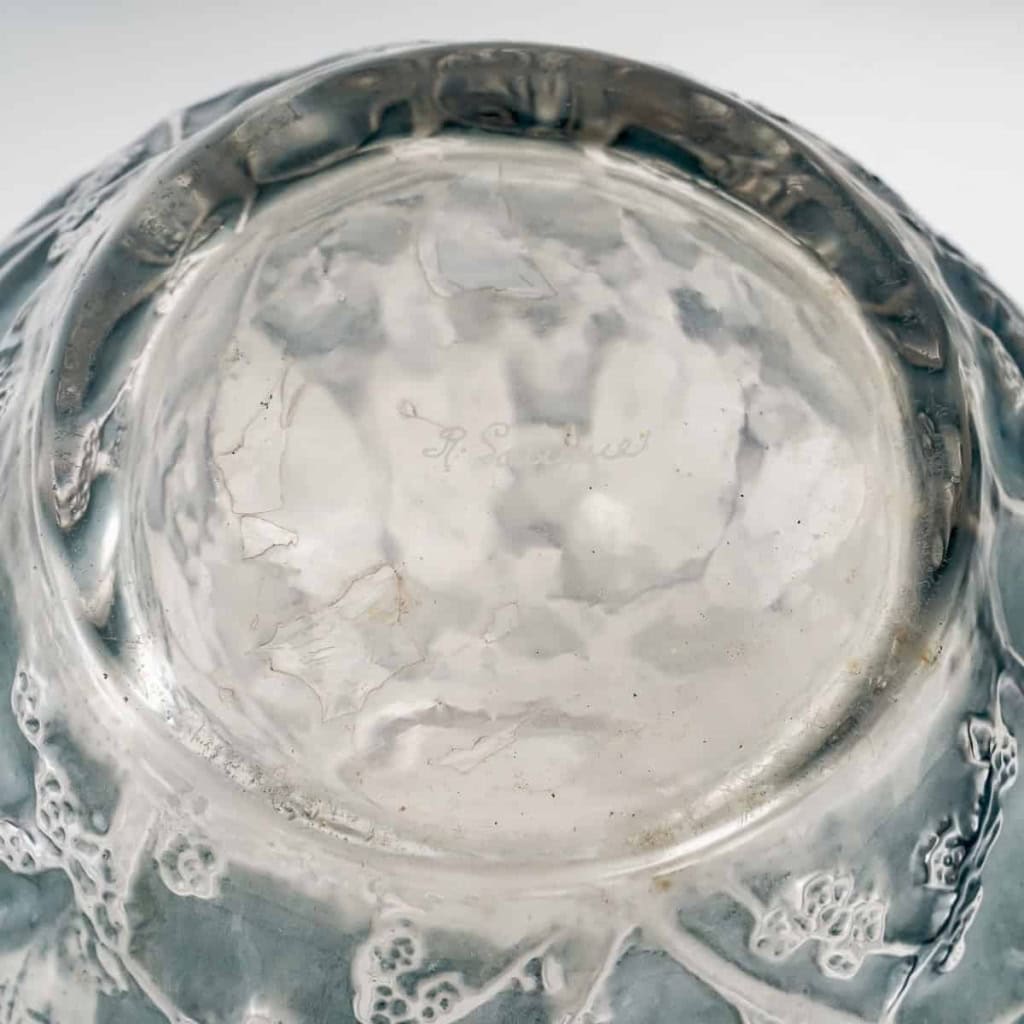 Vase « Perruches » verre blanc patiné bleu de René LALIQUE | Biron Vase "Perruches" verre blanc patiné bleu de René LALIQUE