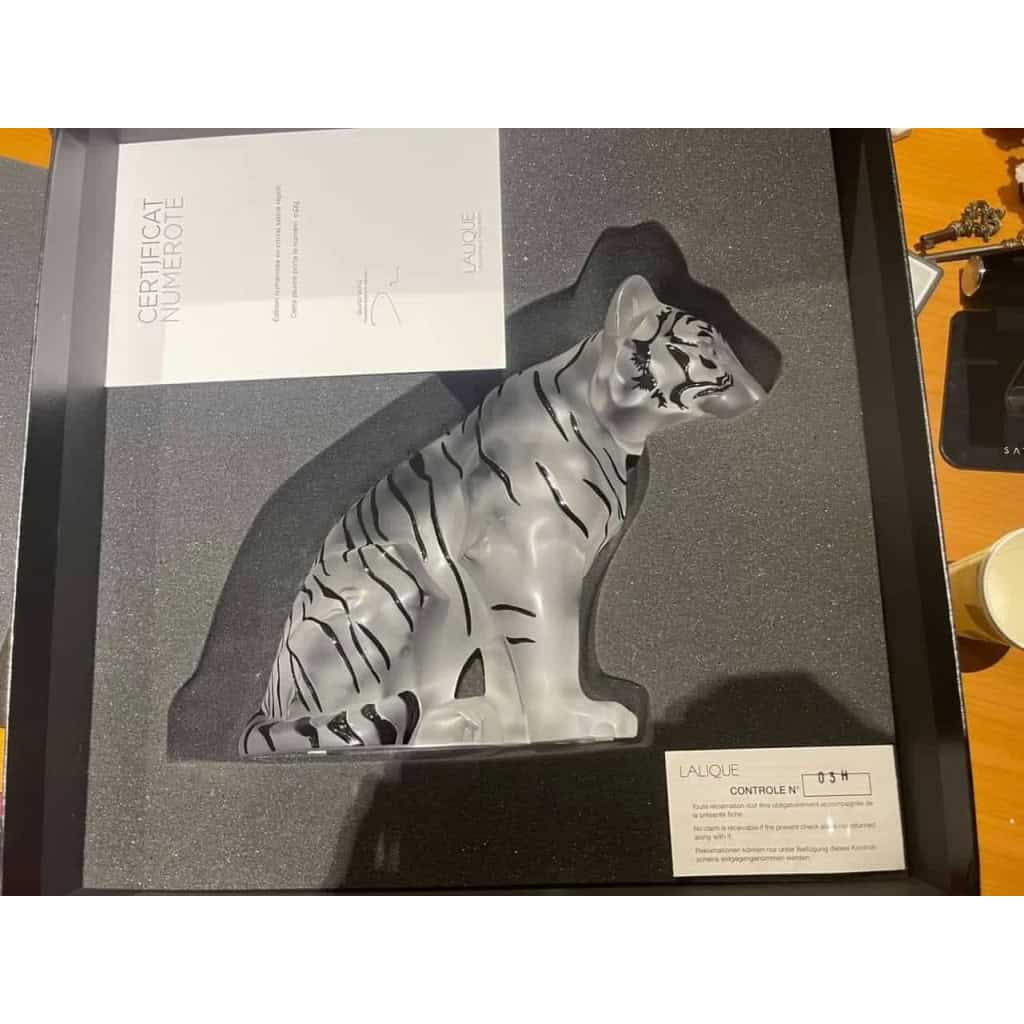 Sculpture « Tigre » cristal blanc émaillé noir de LALIQUE FRANCE – neuf en coffret avec certificat | Biron Sculpture "Tigre" cristal blanc émaillé noir de LALIQUE FRANCE - neuf en coffret avec certificat