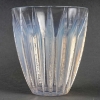 Vase « Chamonix » verre opalescent de René LALIQUE | Biron Vase "Chamonix" verre opalescent de René LALIQUE