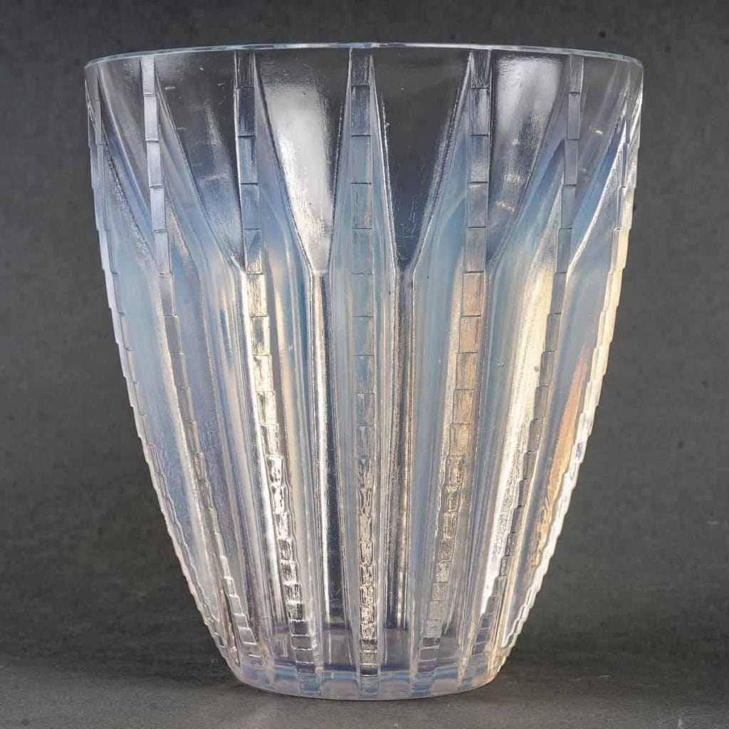 Vase « Chamonix » verre opalescent de René LALIQUE | Biron Vase "Chamonix" verre opalescent de René LALIQUE