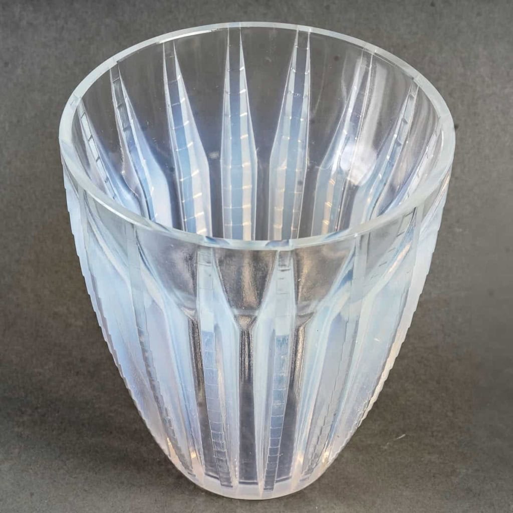Vase « Chamonix » verre opalescent de René LALIQUE | Biron Vase "Chamonix" verre opalescent de René LALIQUE