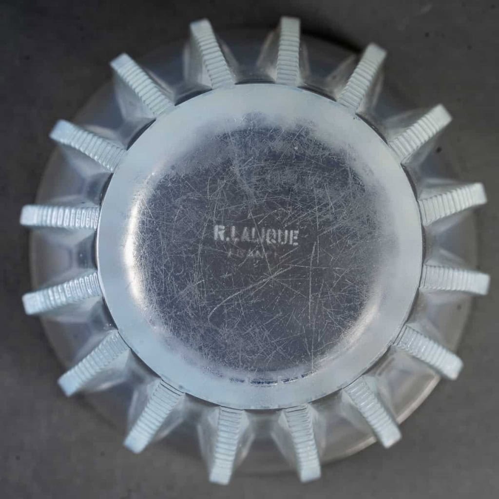 Vase « Chamonix » verre opalescent de René LALIQUE | Biron Vase "Chamonix" verre opalescent de René LALIQUE