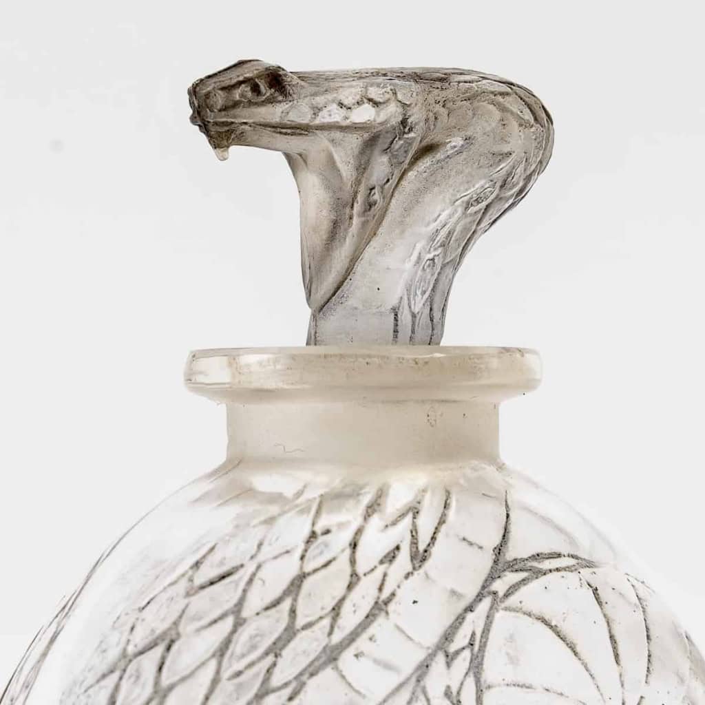 Flacon « Serpent » verre blanc patiné gris de René LALIQUE | Biron Flacon "Serpent" verre blanc patiné gris de René LALIQUE