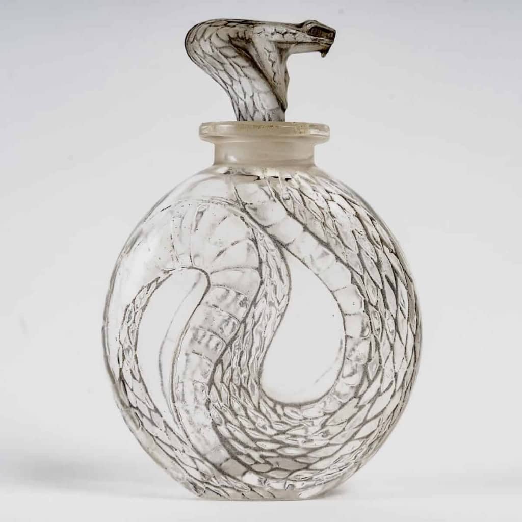 Flacon « Serpent » verre blanc patiné gris de René LALIQUE | Biron Flacon "Serpent" verre blanc patiné gris de René LALIQUE
