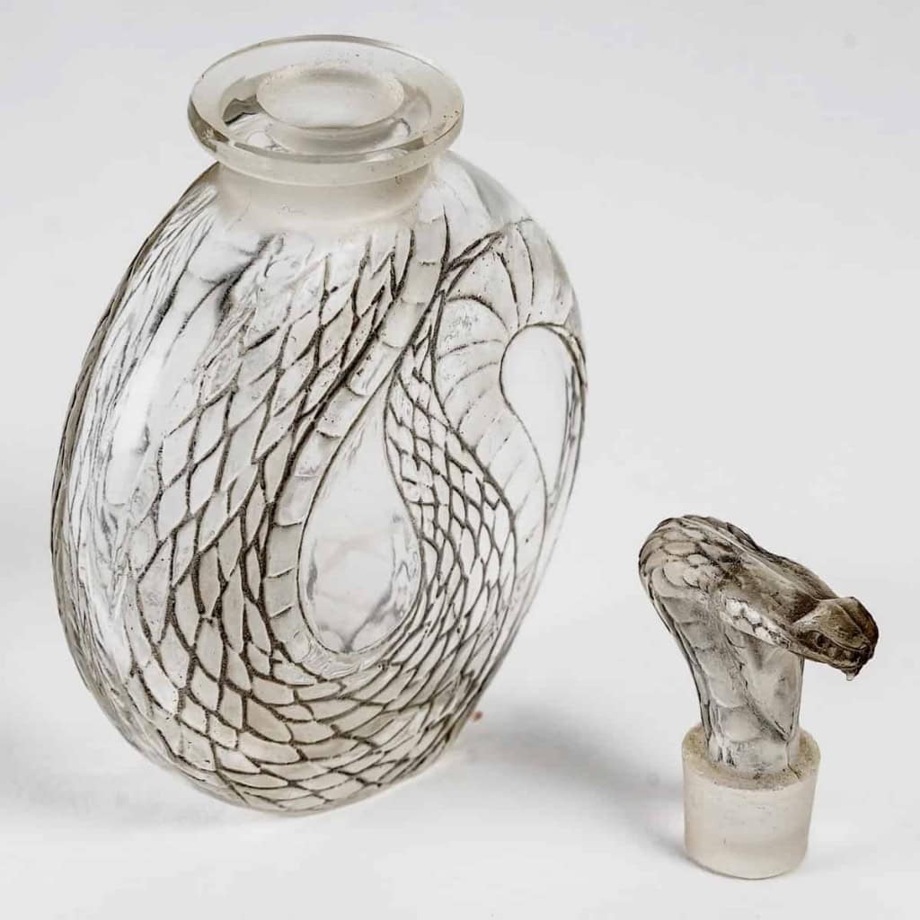 Flacon « Serpent » verre blanc patiné gris de René LALIQUE | Biron Flacon "Serpent" verre blanc patiné gris de René LALIQUE