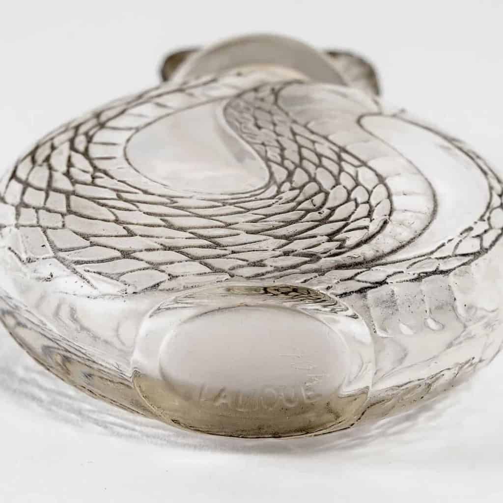 Flacon « Serpent » verre blanc patiné gris de René LALIQUE | Biron Flacon "Serpent" verre blanc patiné gris de René LALIQUE