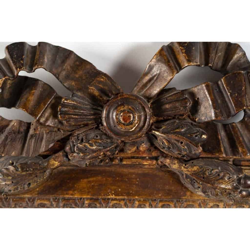 Cadre en bois sculpté doré de style Louis XVI | Biron Cadre en bois sculpté doré de style Louis XVI