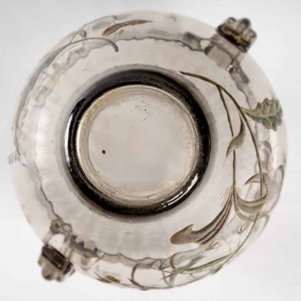 Vase Cristallerie à anses verre gris émaillé d’iris et d’une libellule de Emile Gallé | Biron Vase Cristallerie à anses verre gris émaillé d'iris et d'une libellule de Emile Gallé