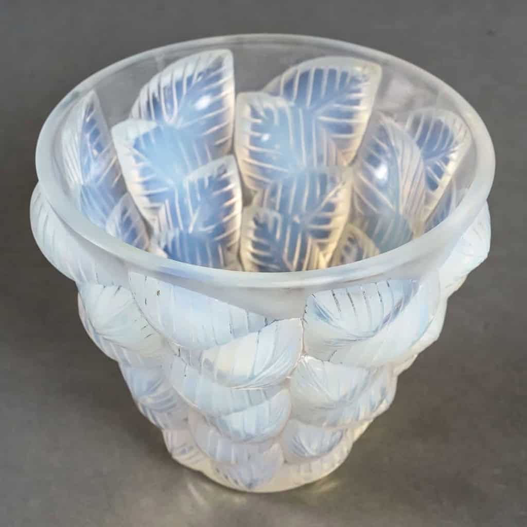 Vase « Moissac » verre opalescent de René LALIQUE | Biron Vase "Moissac" verre opalescent de René LALIQUE