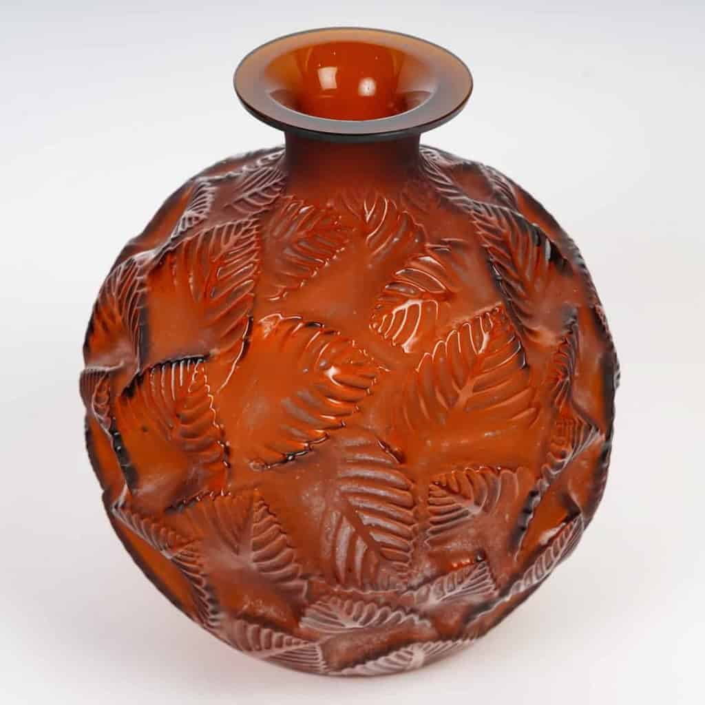Vase « Ormeaux » verre ambre de René LALIQUE | Biron Vase "Ormeaux" verre ambre de René LALIQUE
