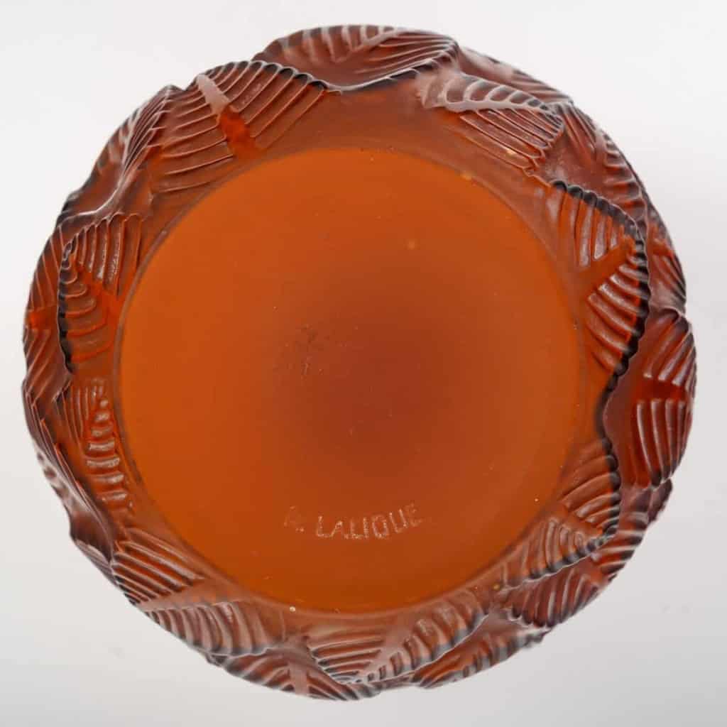 Vase « Ormeaux » verre ambre de René LALIQUE | Biron Vase "Ormeaux" verre ambre de René LALIQUE
