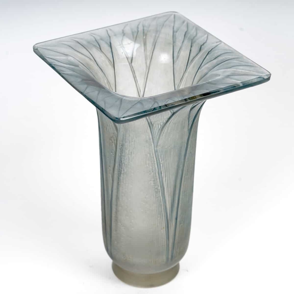 Vase « Lotus » verre blanc patiné bleu de René LALIQUE | Biron |||||||