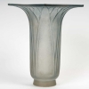 Vase « Lotus » verre blanc patiné bleu de René LALIQUE | Biron Vase "Lotus" verre blanc patiné bleu de René LALIQUE