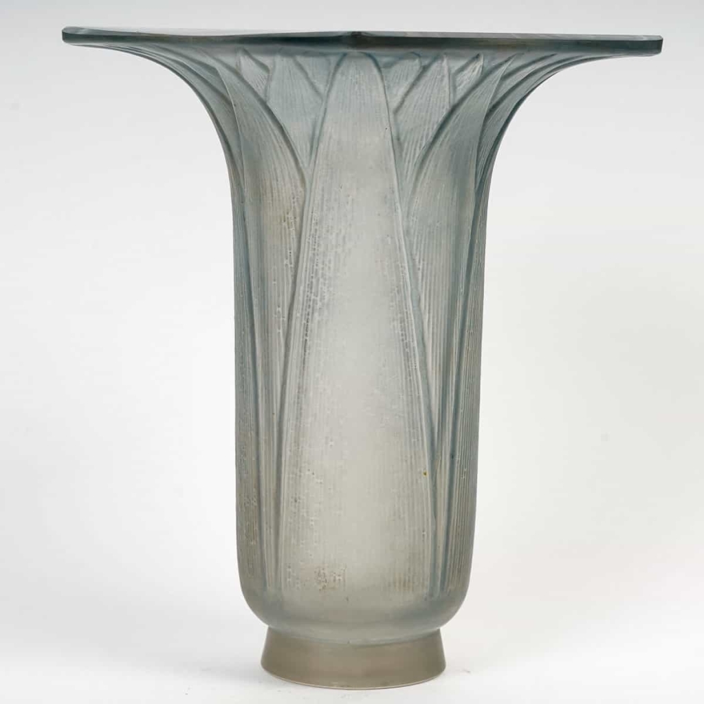 Vase « Lotus » verre blanc patiné bleu de René LALIQUE | Biron Vase "Lotus" verre blanc patiné bleu de René LALIQUE