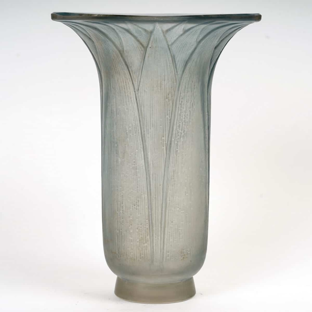 Vase « Lotus » verre blanc patiné bleu de René LALIQUE | Biron Vase "Lotus" verre blanc patiné bleu de René LALIQUE