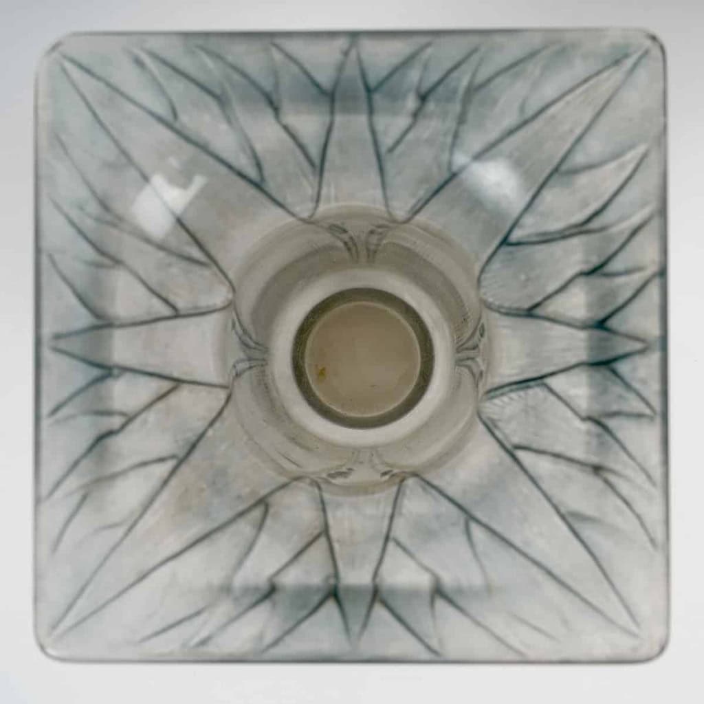 Vase « Lotus » verre blanc patiné bleu de René LALIQUE | Biron Vase "Lotus" verre blanc patiné bleu de René LALIQUE