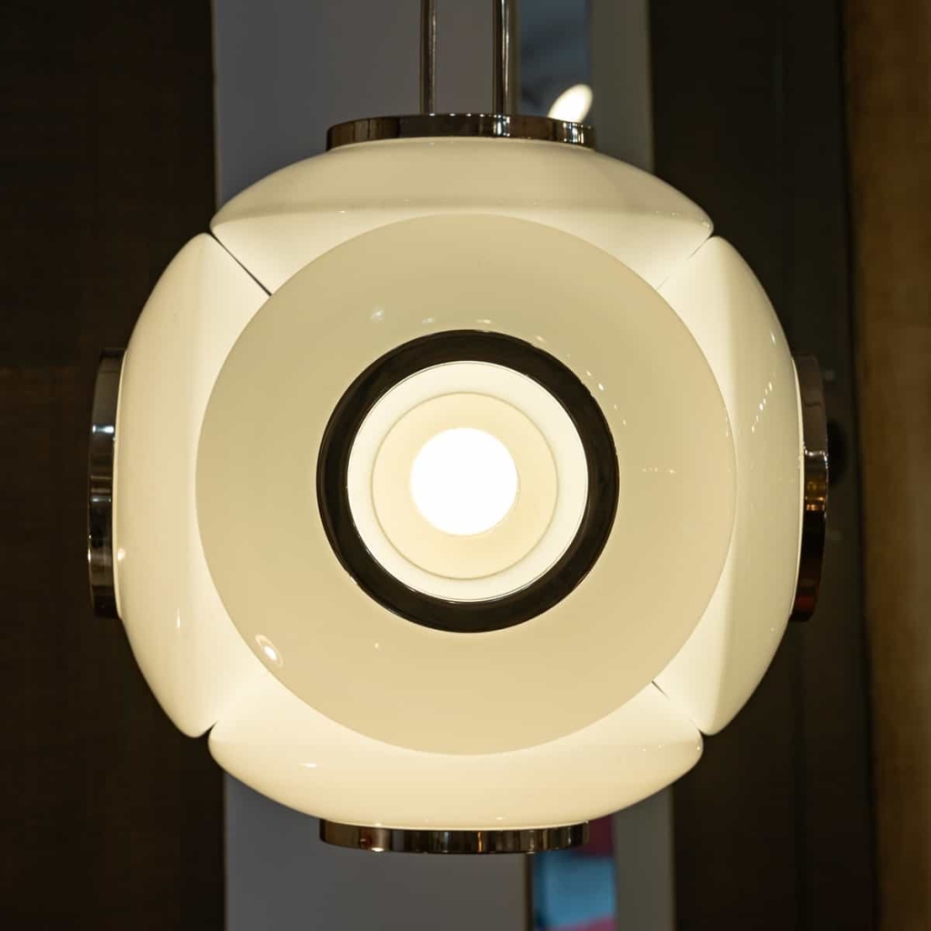 Suspension en métal chromé et verre blanc, années 1970 | Biron Suspension en métal chromé et verre blanc, années 1970