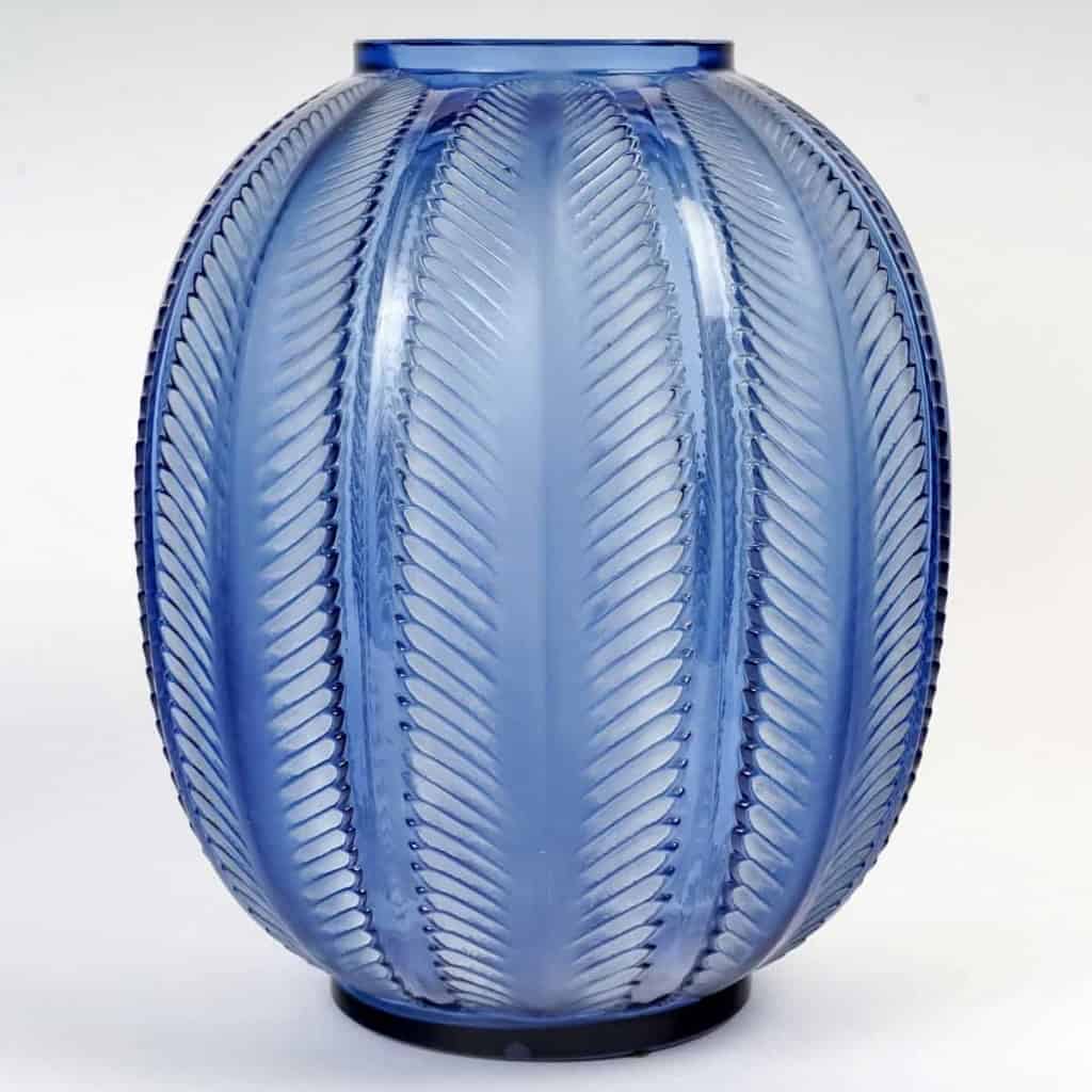Vase « Biskra » verre bleu patiné blanc de René LALIQUE | Biron |||||||