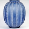Vase « Biskra » verre bleu patiné blanc de René LALIQUE | Biron Vase "Biskra" verre bleu patiné blanc de René LALIQUE