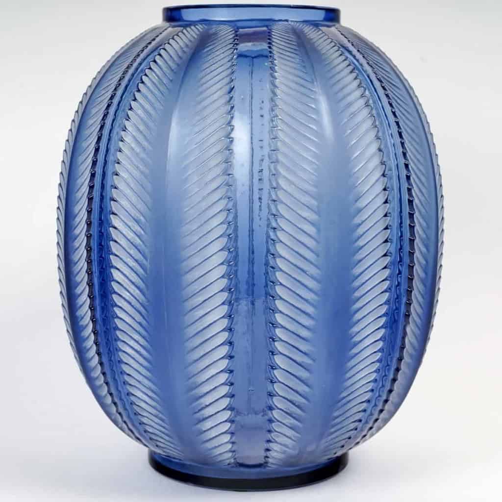 Vase « Biskra » verre bleu patiné blanc de René LALIQUE | Biron Vase "Biskra" verre bleu patiné blanc de René LALIQUE