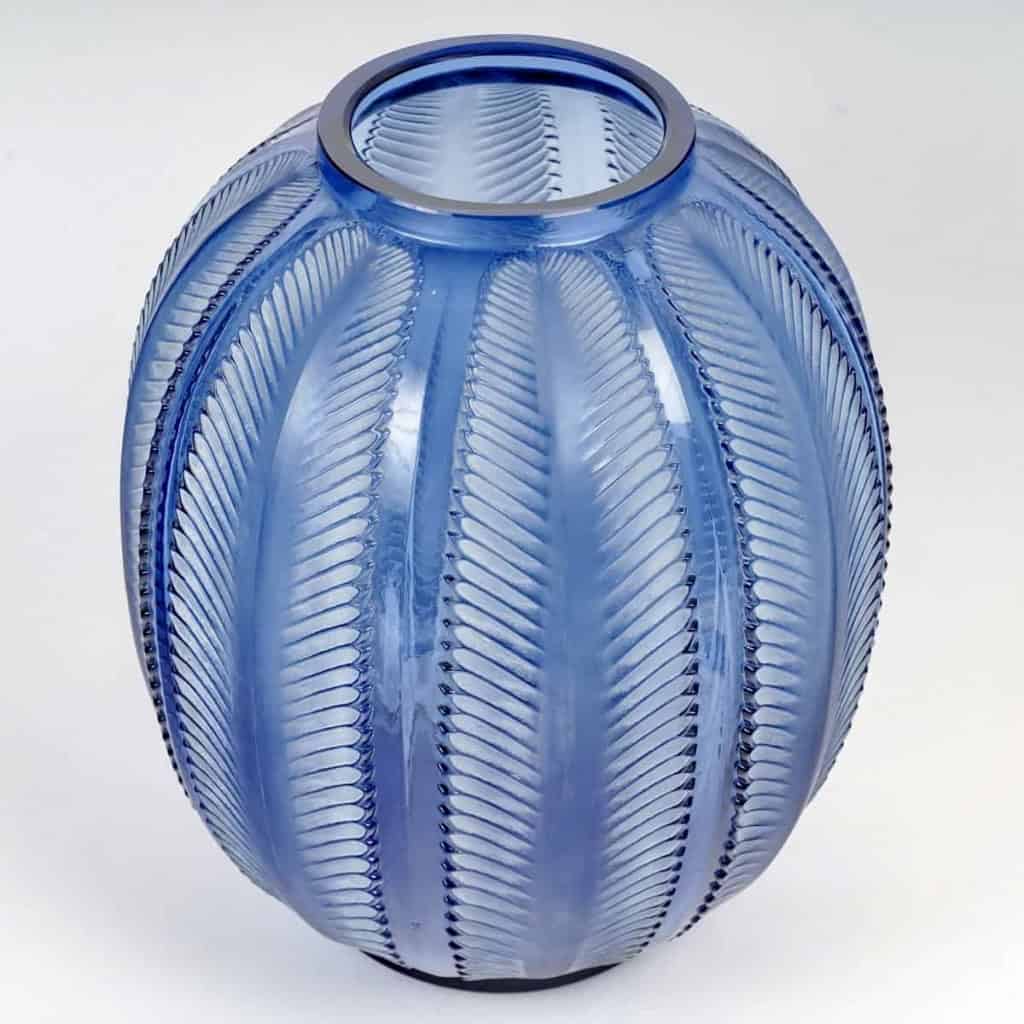 Vase « Biskra » verre bleu patiné blanc de René LALIQUE | Biron Vase "Biskra" verre bleu patiné blanc de René LALIQUE