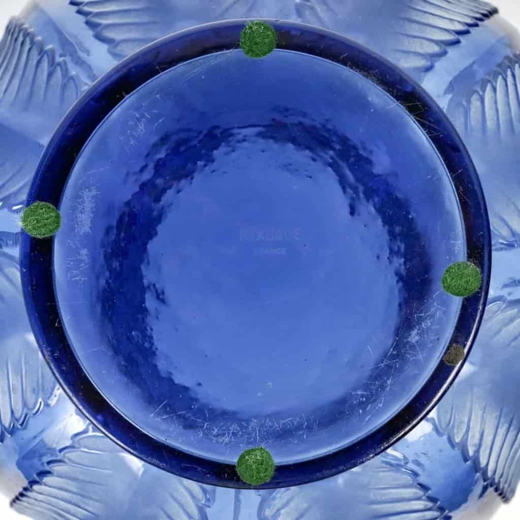 Vase « Biskra » verre bleu patiné blanc de René LALIQUE | Biron Vase "Biskra" verre bleu patiné blanc de René LALIQUE