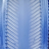 Vase « Biskra » verre bleu patiné blanc de René LALIQUE | Biron Vase "Biskra" verre bleu patiné blanc de René LALIQUE