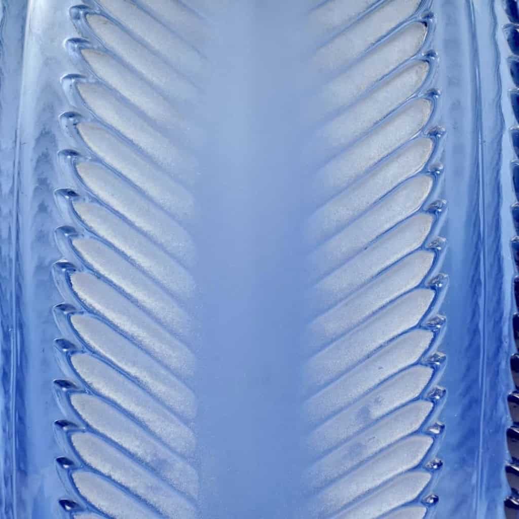 Vase « Biskra » verre bleu patiné blanc de René LALIQUE | Biron Vase "Biskra" verre bleu patiné blanc de René LALIQUE
