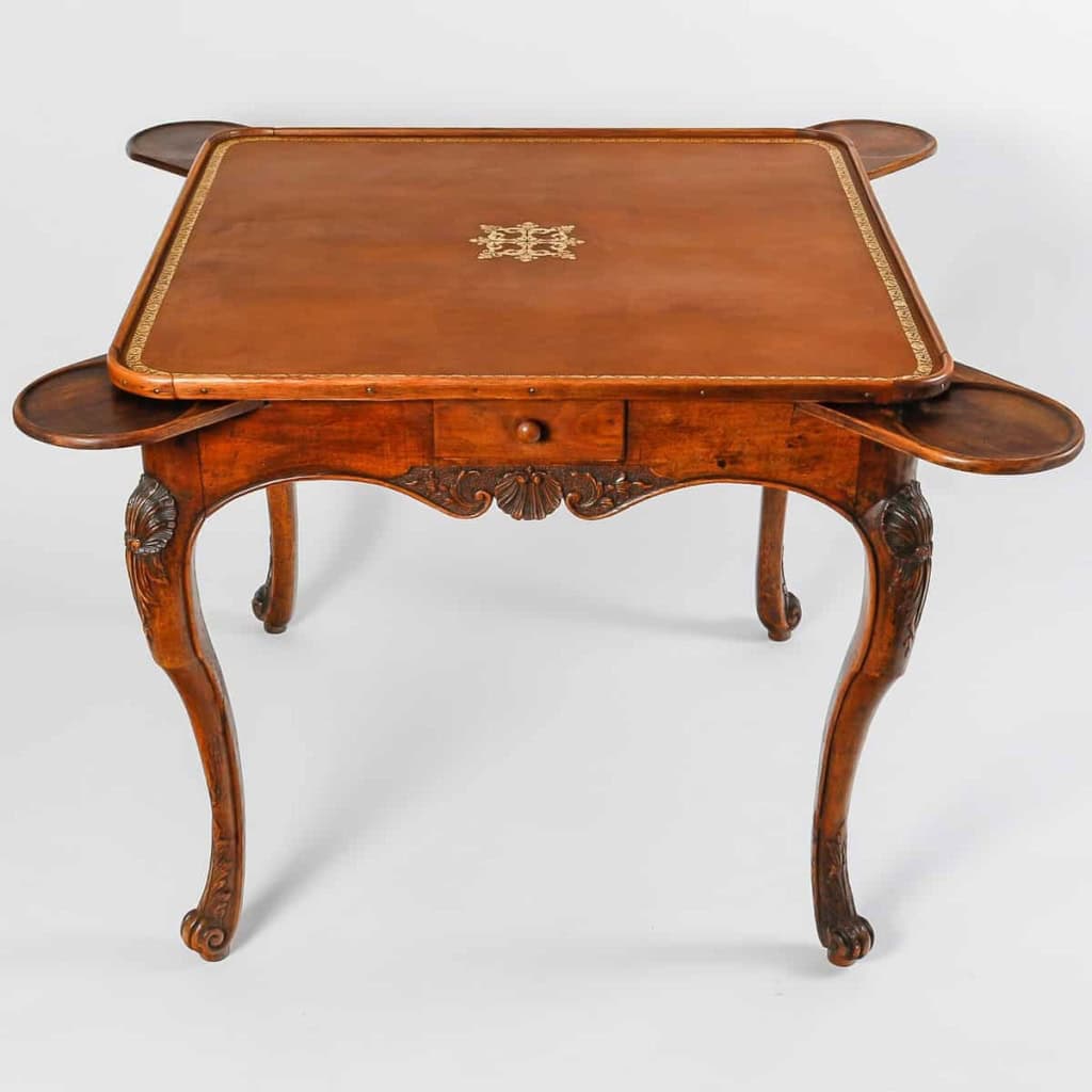Table à Jeux Louis XV. En Noyer. 18ème siècle. | Biron Table à Jeux Louis XV. En Noyer. 18ème siècle.