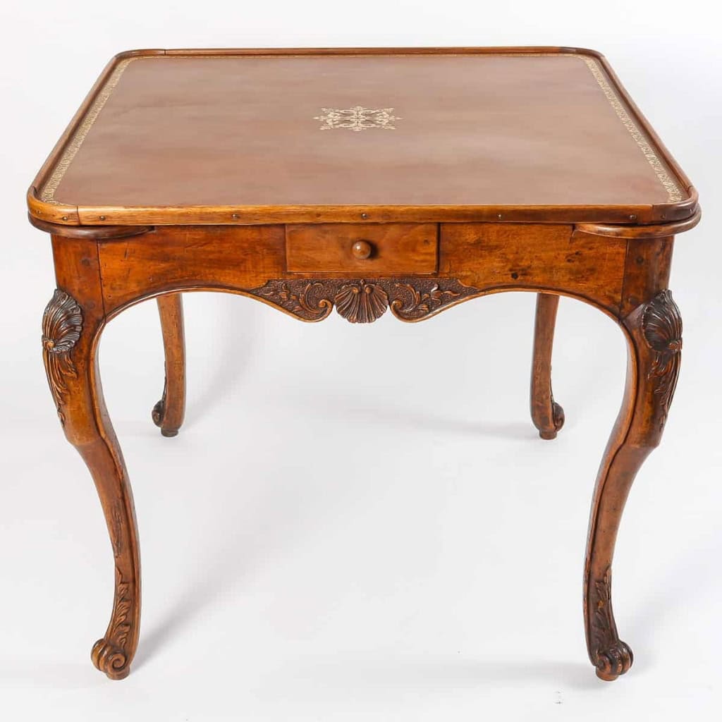 Table à Jeux Louis XV. En Noyer. 18ème siècle. | Biron Table à Jeux Louis XV. En Noyer. 18ème siècle.