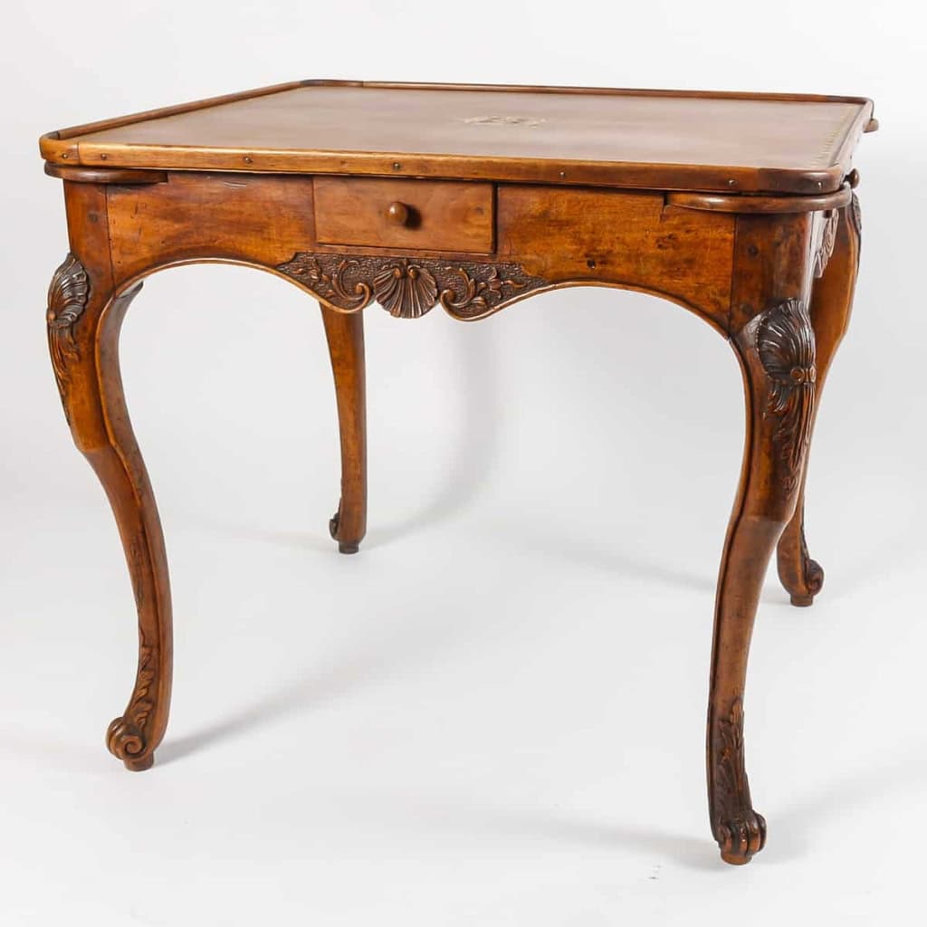 Table à Jeux Louis XV. En Noyer. 18ème siècle. | Biron Table à Jeux Louis XV. En Noyer. 18ème siècle.