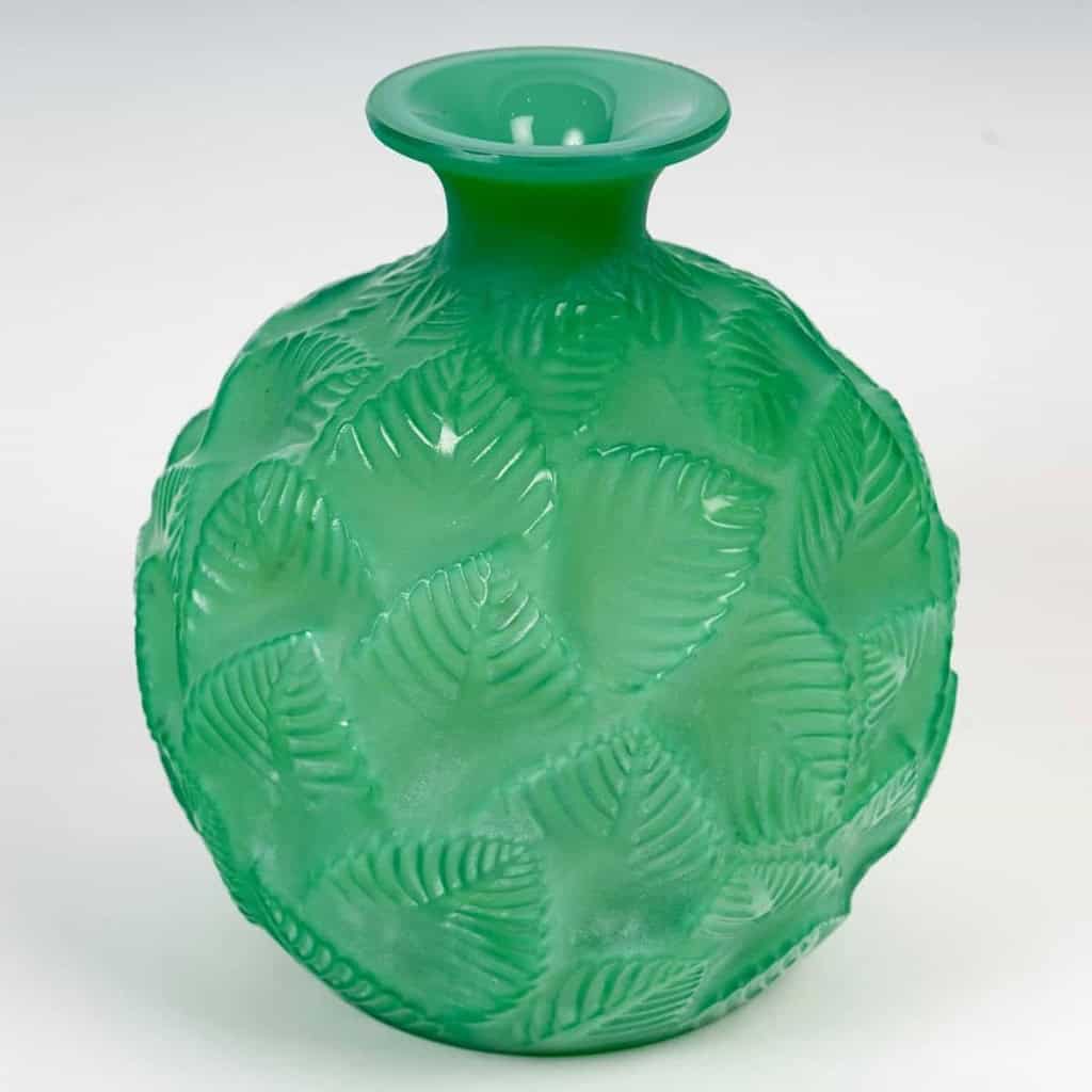 Vase « Ormeaux » verre vert jade de René LALIQUE | Biron Vase "Ormeaux" verre vert jade de René LALIQUE
