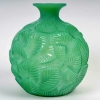 Vase « Ormeaux » verre vert jade de René LALIQUE | Biron Vase "Ormeaux" verre vert jade de René LALIQUE