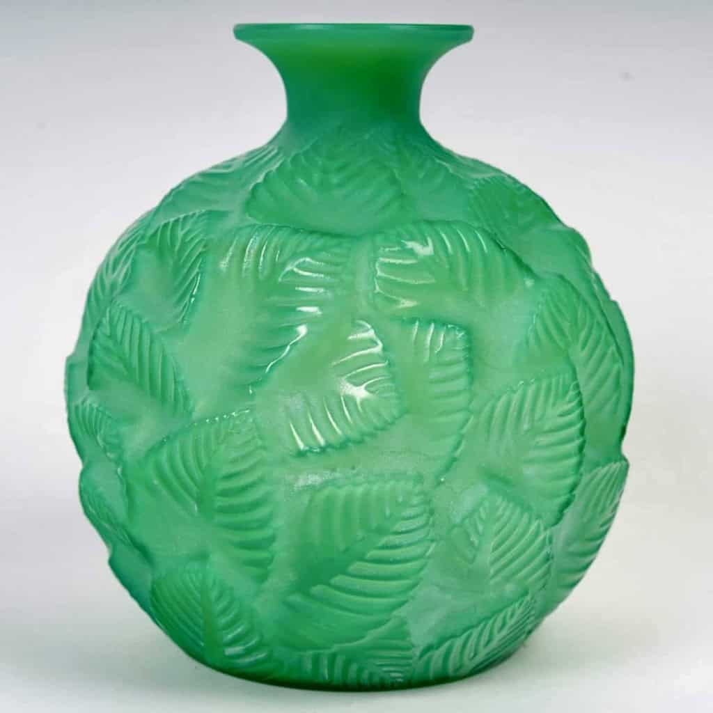 Vase « Ormeaux » verre vert jade de René LALIQUE | Biron Vase "Ormeaux" verre vert jade de René LALIQUE