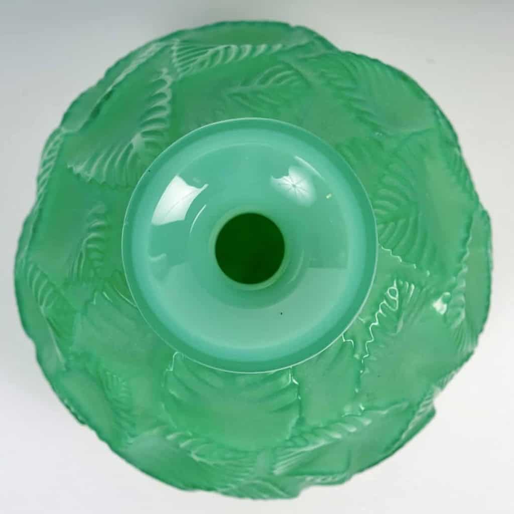 Vase « Ormeaux » verre vert jade de René LALIQUE | Biron Vase "Ormeaux" verre vert jade de René LALIQUE