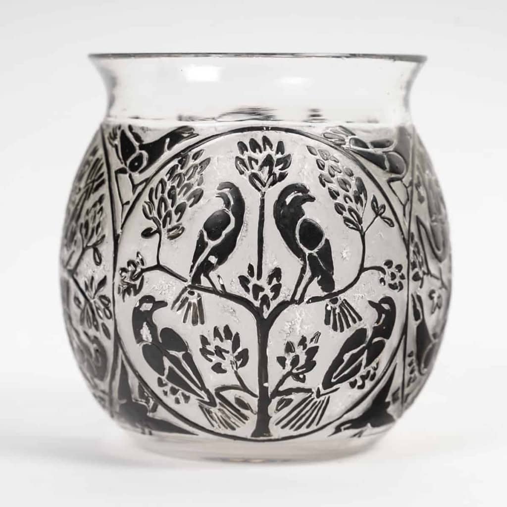 Vase « Téhéran » verre blanc émaillé noir de René LALIQUE | Biron Vase "Téhéran" verre blanc émaillé noir de René LALIQUE