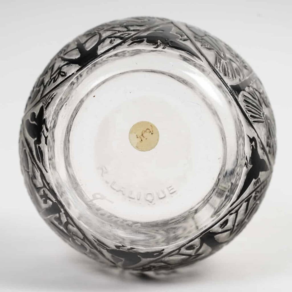 Vase « Téhéran » verre blanc émaillé noir de René LALIQUE | Biron Vase "Téhéran" verre blanc émaillé noir de René LALIQUE
