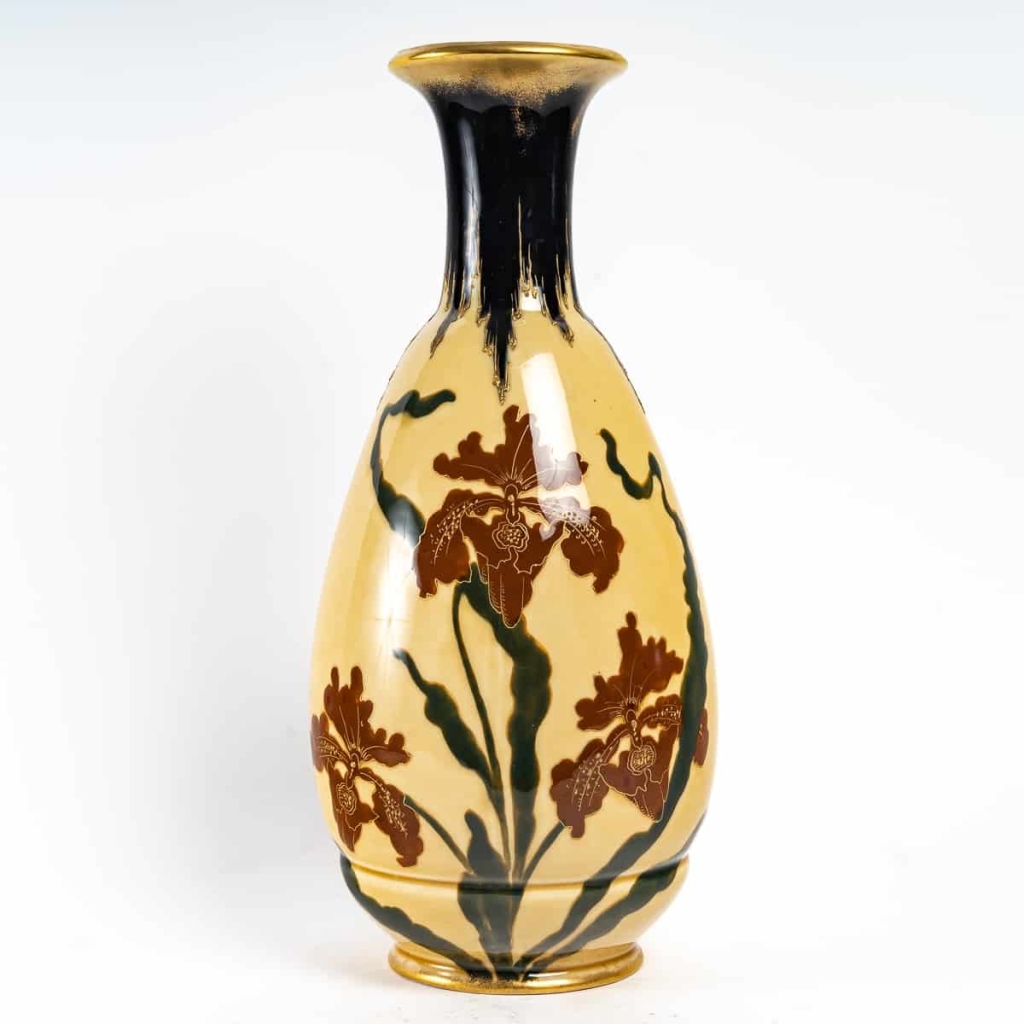 Vase à décor d’Iris en porcelaine émaillée et rehaussée d’or, travail viennois de la manufacture Ernst Wahliss, époque Art Nouveau | Biron ||||||||