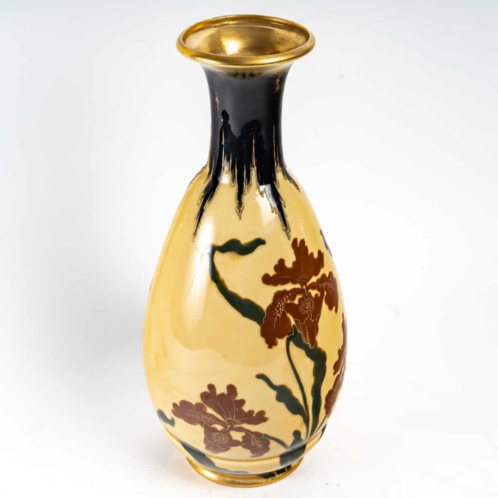 Vase à décor d’Iris en porcelaine émaillée et rehaussée d’or, travail viennois de la manufacture Ernst Wahliss, époque Art Nouveau | Biron Vase à décor d'Iris en porcelaine émaillée et rehaussée d'or, travail viennois de la manufacture Ernst Wahliss, époque Art Nouveau