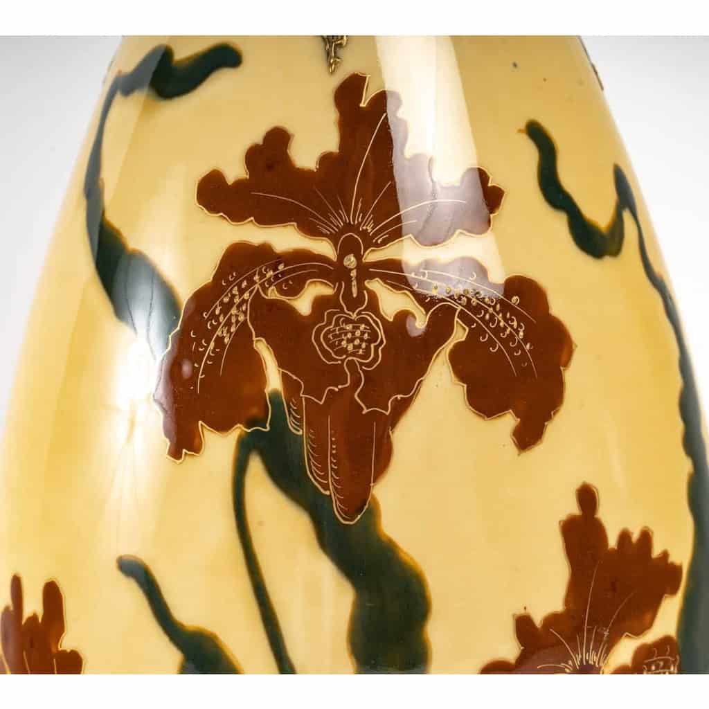 Vase à décor d’Iris en porcelaine émaillée et rehaussée d’or, travail viennois de la manufacture Ernst Wahliss, époque Art Nouveau | Biron Vase à décor d'Iris en porcelaine émaillée et rehaussée d'or, travail viennois de la manufacture Ernst Wahliss, époque Art Nouveau
