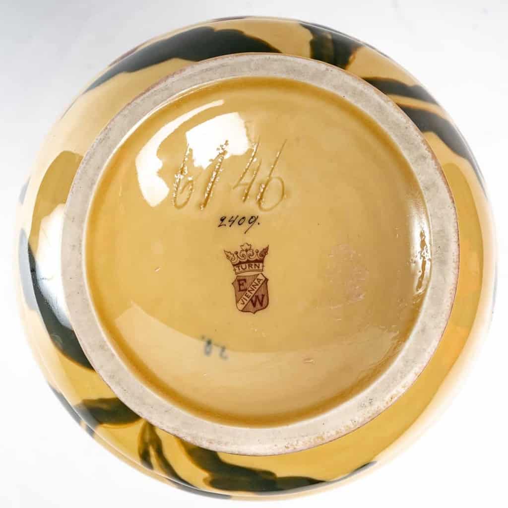 Vase à décor d’Iris en porcelaine émaillée et rehaussée d’or, travail viennois de la manufacture Ernst Wahliss, époque Art Nouveau | Biron Vase à décor d'Iris en porcelaine émaillée et rehaussée d'or, travail viennois de la manufacture Ernst Wahliss, époque Art Nouveau