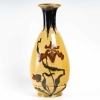 Vase à décor d’Iris en porcelaine émaillée et rehaussée d’or, travail viennois de la manufacture Ernst Wahliss, époque Art Nouveau | Biron Vase à décor d'Iris en porcelaine émaillée et rehaussée d'or, travail viennois de la manufacture Ernst Wahliss, époque Art Nouveau