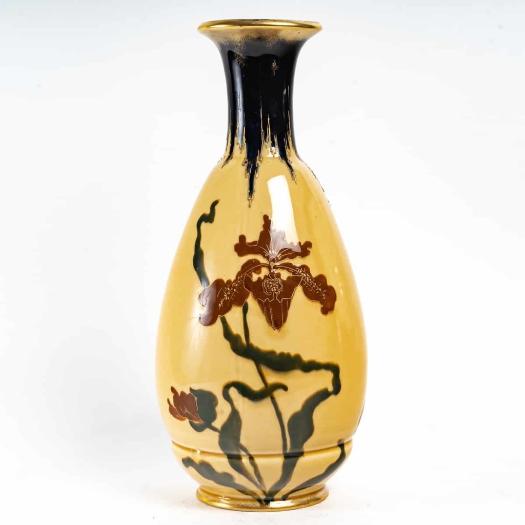 Vase à décor d’Iris en porcelaine émaillée et rehaussée d’or, travail viennois de la manufacture Ernst Wahliss, époque Art Nouveau | Biron Vase à décor d'Iris en porcelaine émaillée et rehaussée d'or, travail viennois de la manufacture Ernst Wahliss, époque Art Nouveau