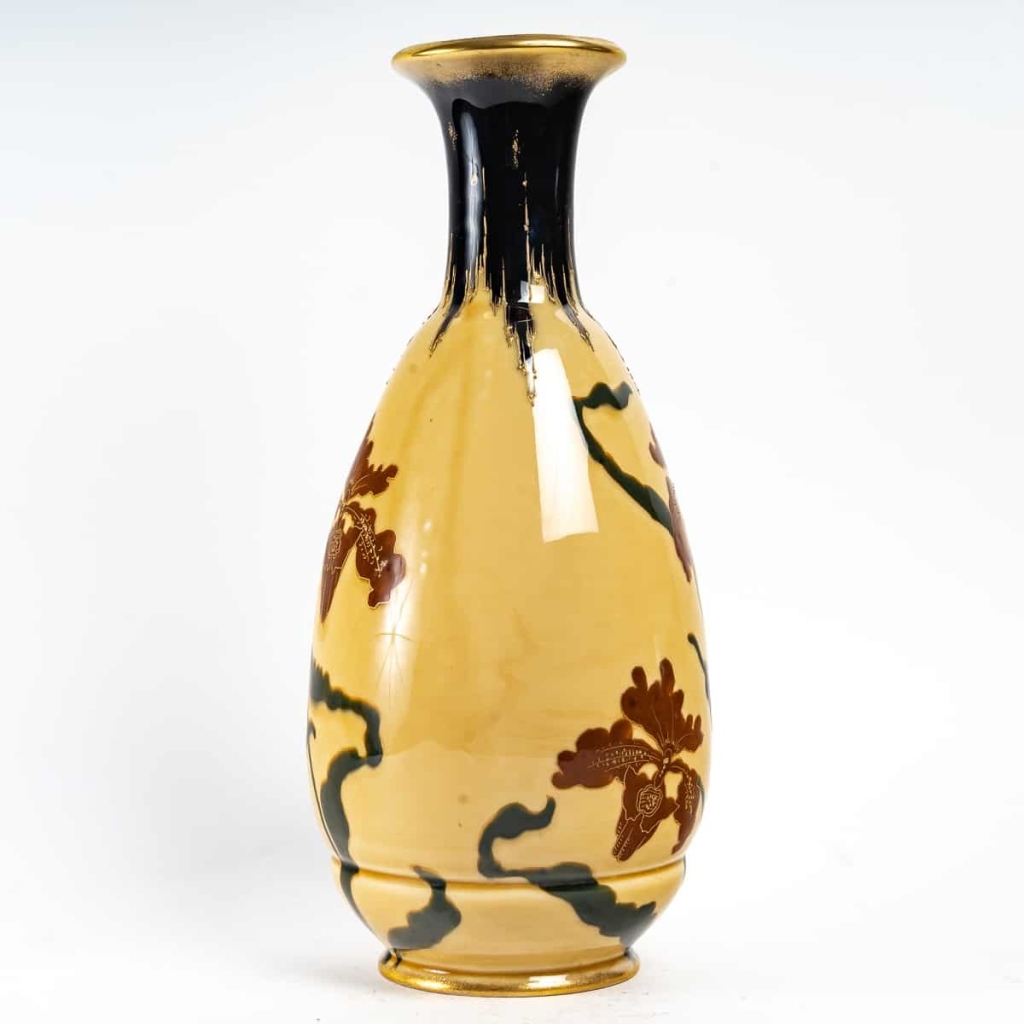 Vase à décor d’Iris en porcelaine émaillée et rehaussée d’or, travail viennois de la manufacture Ernst Wahliss, époque Art Nouveau | Biron Vase à décor d'Iris en porcelaine émaillée et rehaussée d'or, travail viennois de la manufacture Ernst Wahliss, époque Art Nouveau