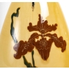 Vase à décor d’Iris en porcelaine émaillée et rehaussée d’or, travail viennois de la manufacture Ernst Wahliss, époque Art Nouveau | Biron Vase à décor d'Iris en porcelaine émaillée et rehaussée d'or, travail viennois de la manufacture Ernst Wahliss, époque Art Nouveau