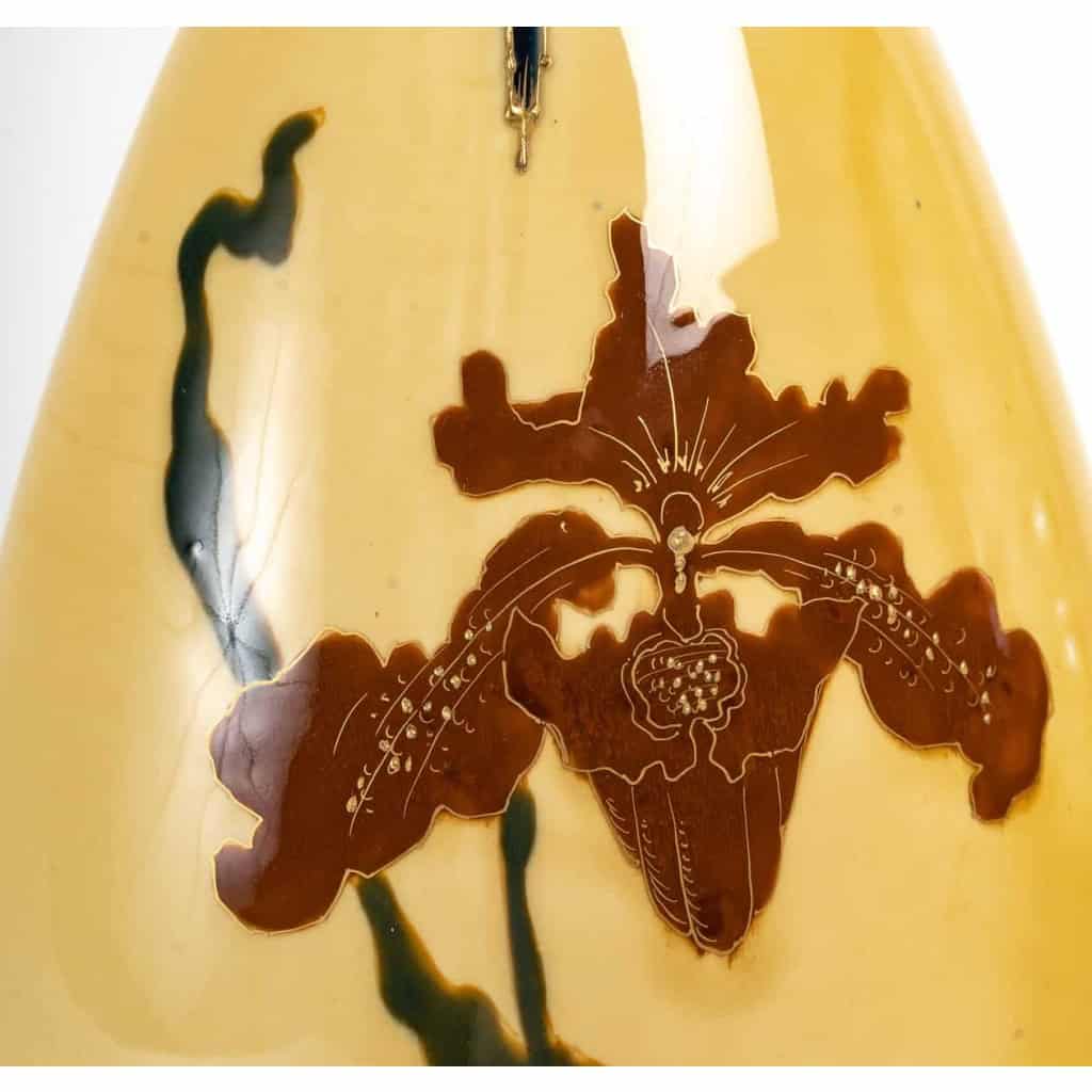 Vase à décor d’Iris en porcelaine émaillée et rehaussée d’or, travail viennois de la manufacture Ernst Wahliss, époque Art Nouveau | Biron Vase à décor d'Iris en porcelaine émaillée et rehaussée d'or, travail viennois de la manufacture Ernst Wahliss, époque Art Nouveau