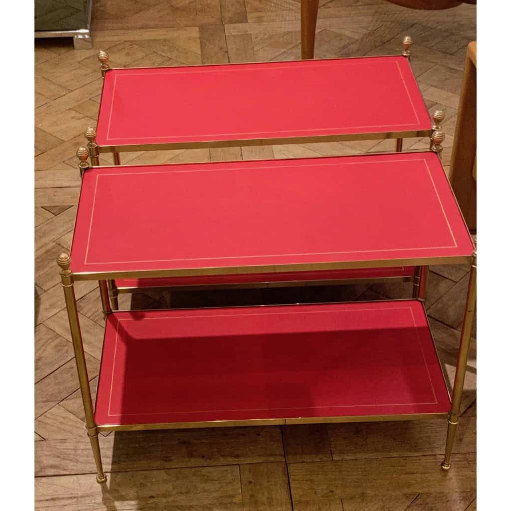 1970′ Paire De Bouts De Canapés à 2 Niveaux Maison Jansen Plateaux Cuir Rouge Carmin Avec Filets Or Vintage RÉSERVÉ | Biron 1970′ Paire De Bouts De Canapés à 2 Niveaux Maison Jansen Plateaux Cuir Rouge Carmin Avec Filets Or Vintage RÉSERVÉ